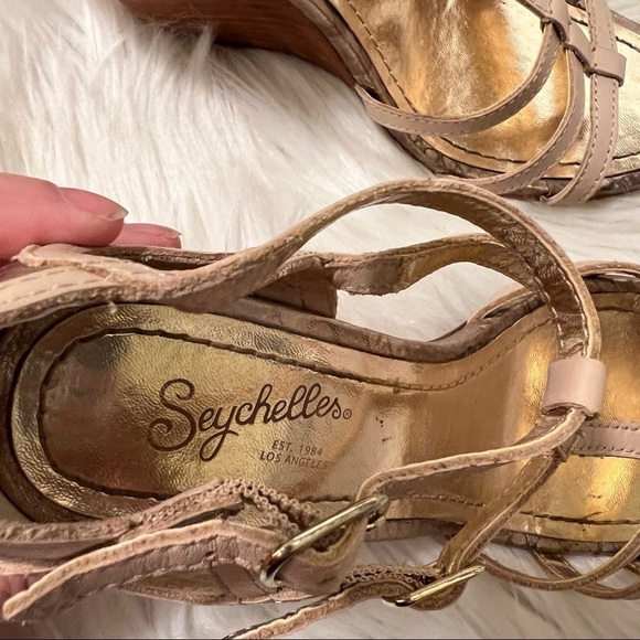 Seychelles Wedges Beige Strappy Gold Back Wooden Heel - Picture 6 of 10